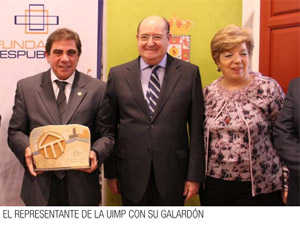 El homenajeado D. Eduardo Balaguer recibe el premio 
