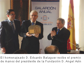 El homenajeado D. Eduardo Balaguer recibe el premio 